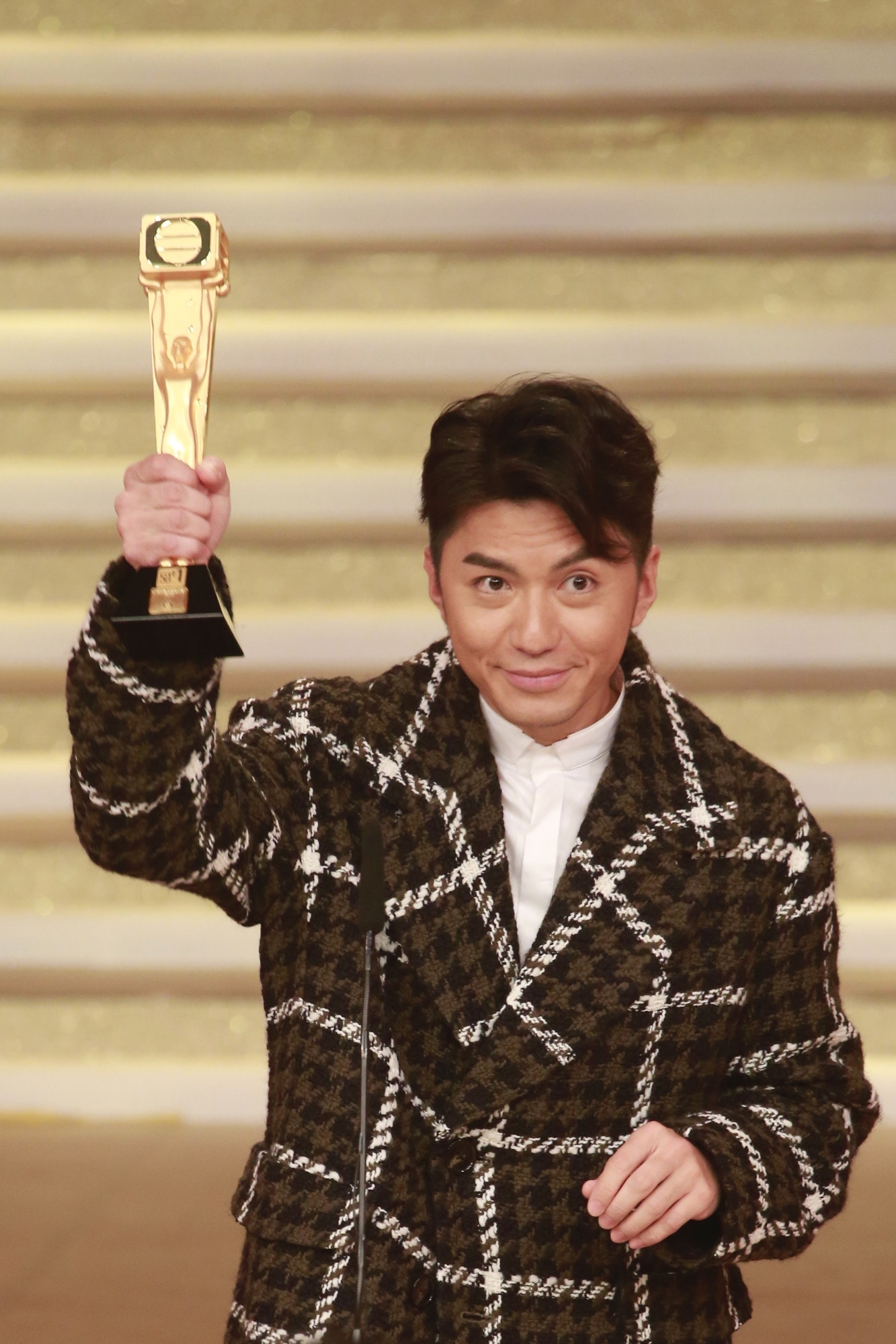 恭喜"天堂哥"!袁伟豪获得新马两地双料视帝,女友一脸欣慰