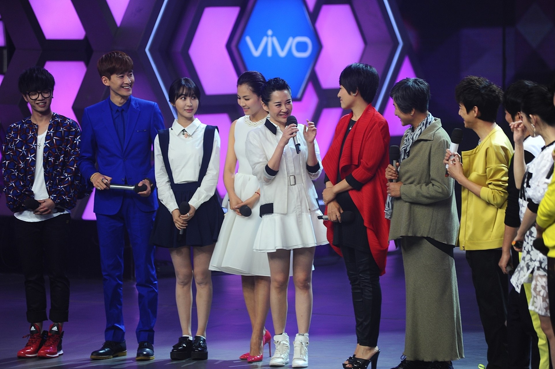 网传54岁许晴和33岁华晨宇官宣恋爱了,相差22岁,丝毫看不出差距.