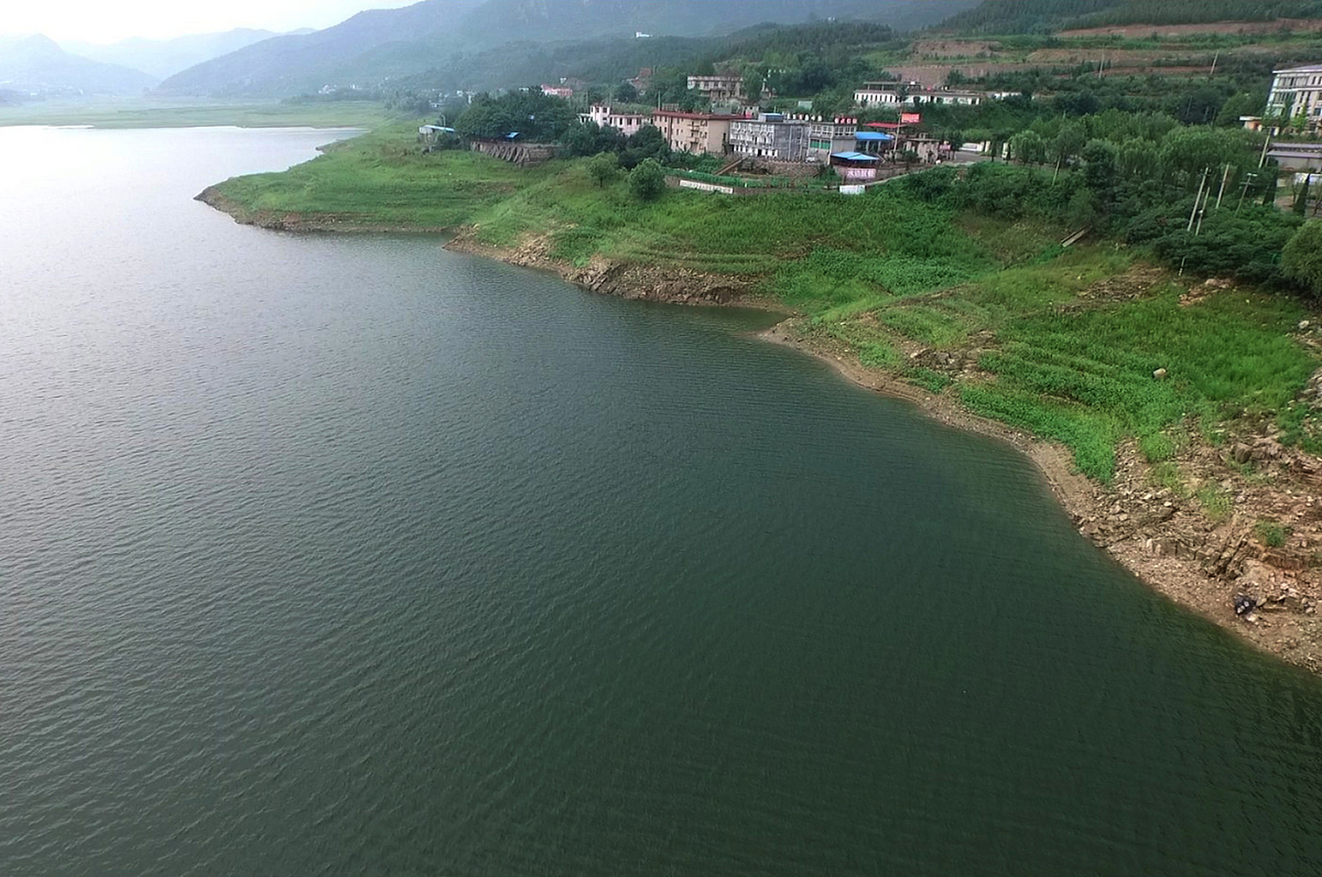 石梁河水库,位于新沭河中游,苏鲁交界处的赣榆,东海,临沭三县区.