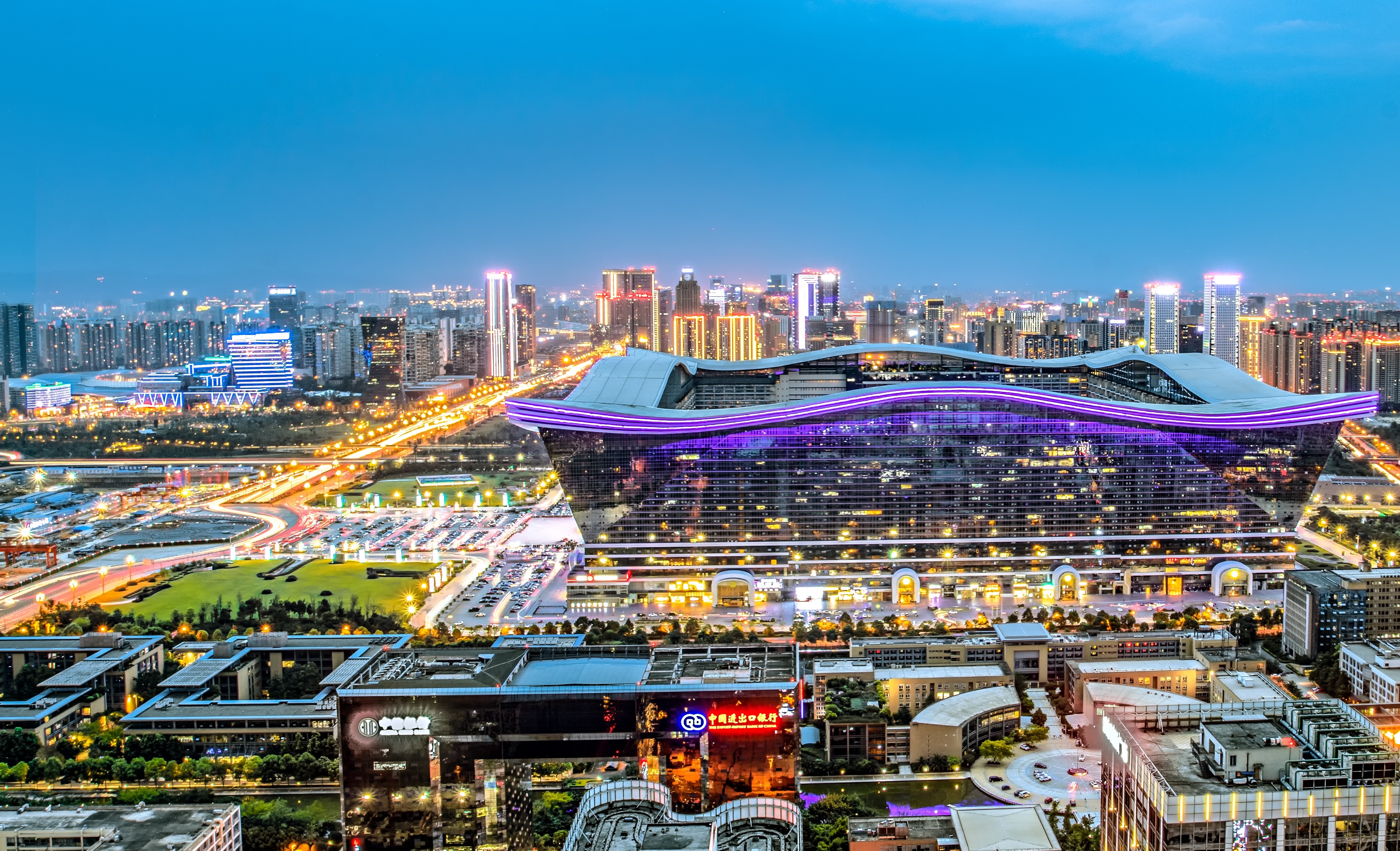 成都地铁18号线与1号线在锦城广场换乘,要连通新世纪环球中心