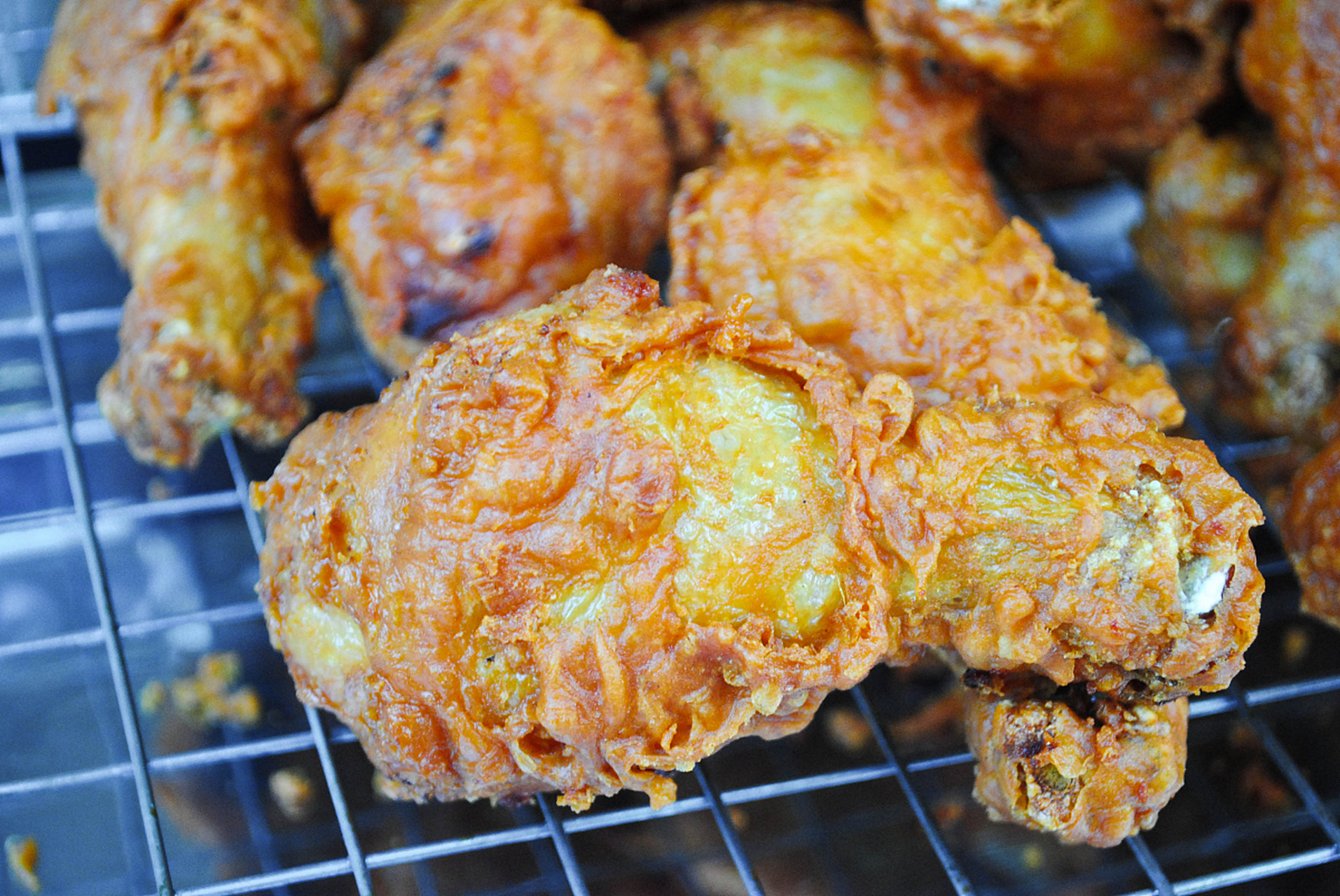 香酥鸡锁骨制作方法:备料鸡锁骨,面糊等;洗切鸡锁骨,腌制20分钟;调制