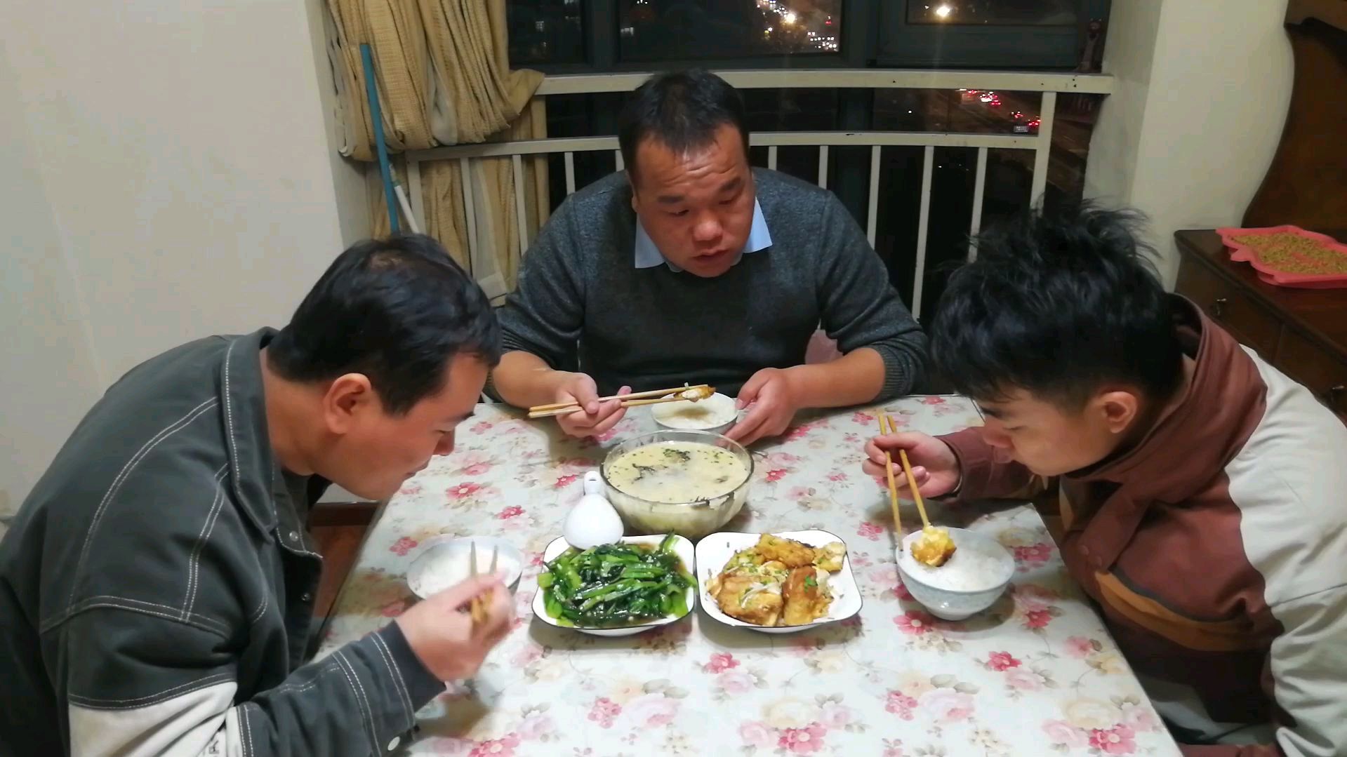 小猪晚餐:清炖鲫鱼汤 蒜泥苦麻菜 锅塌豆腐 配米饭,简单快乐!