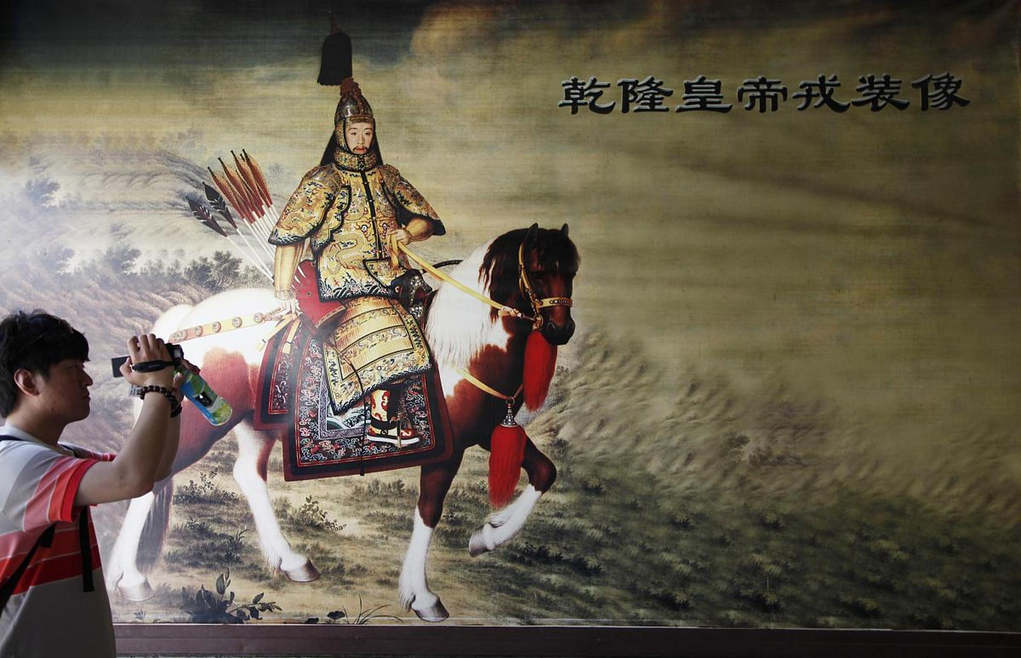 1795年,即乾隆六十年,乾隆帝禅位于第十五子颙琰,等到嘉庆四年,也就是