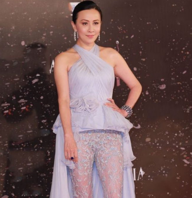 确定刘嘉玲53岁?早期出席活动的她,薄纱秀长腿,怎么夸都不过分