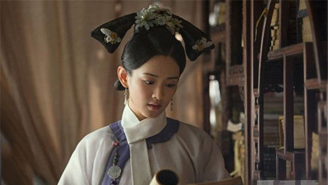 她就是历史上的纳兰淳雪,因姿色出众,时不时就被乾隆皇帝翻牌子