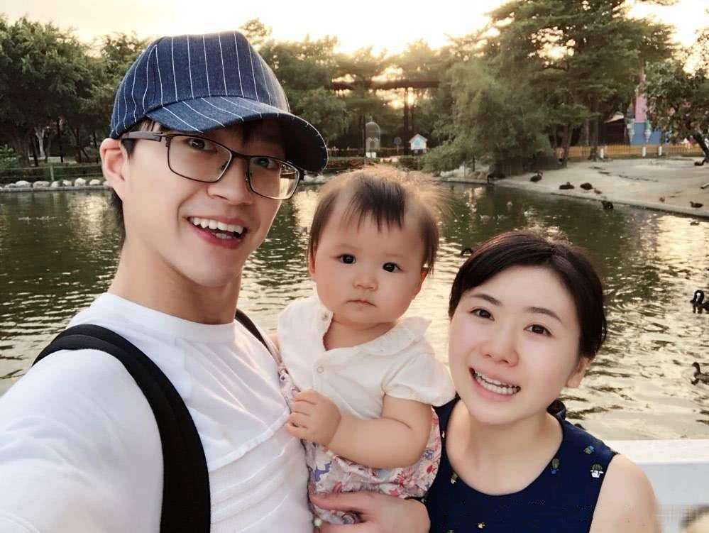 福原爱和老公赏雪,何雯娜却开撕前男友!同在体坛为何差距如此大