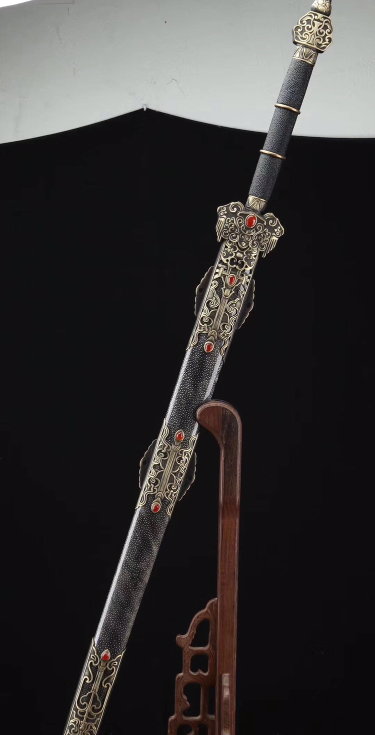 封神剑-黑色鱼皮款装具:纯铜镂空精雕,做旧,镶嵌玉石;剑梢:龙泉木包真