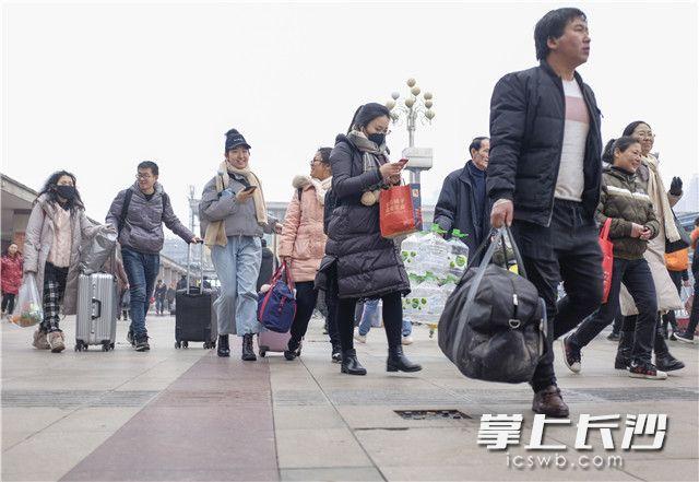 视频|春运即将启幕 "大寒"节气长沙火车站人流如织