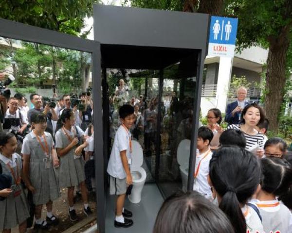 体验"户外排泄"?日本展出透明厕所 引人反思