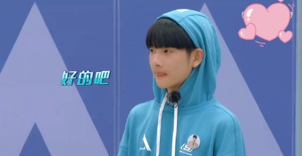 周震南解锁戴帽子新方式 可爱露耳朵展软萌气质