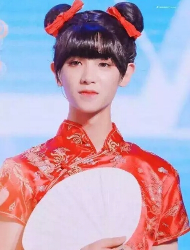 百分九男神穿女装,朱正廷惊艳,justin神还原,这居然是范丞丞!