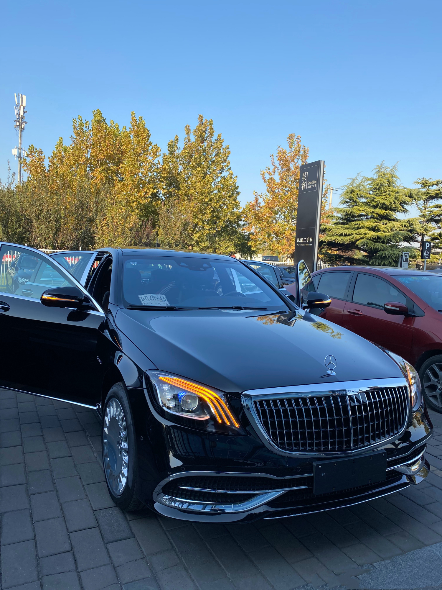 2020款奔驰迈巴赫s450提车,比s级牛多了,这才叫"大奔"!