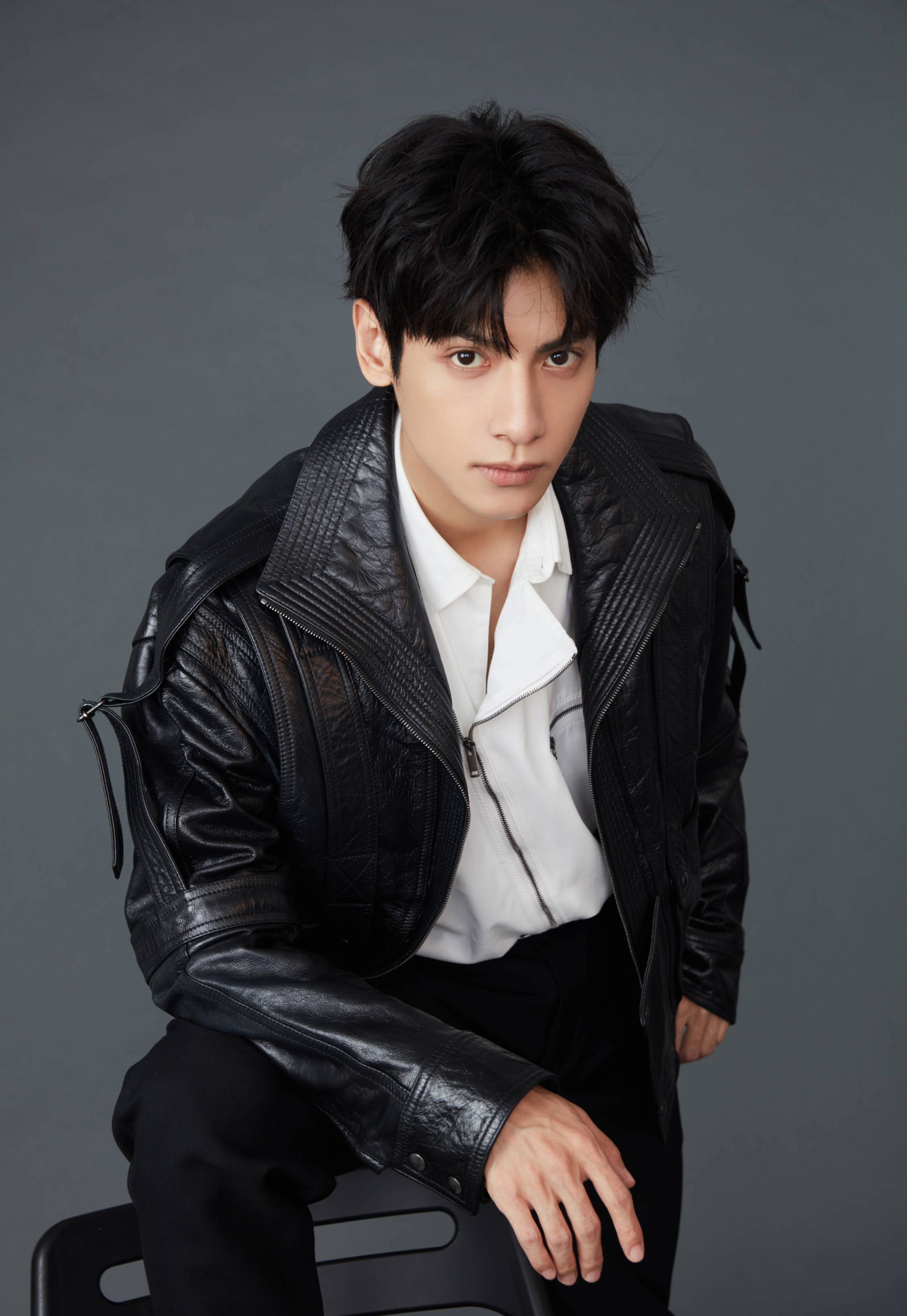 罗云熙无水印壁纸之新剧《掮客》,这么帅的"间谍"你期待吗?