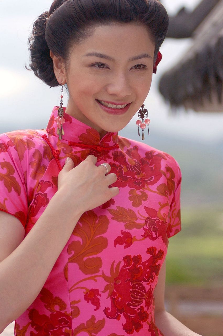 胡可这身旗袍装,这身打扮,真的很有"姨娘"的气质.