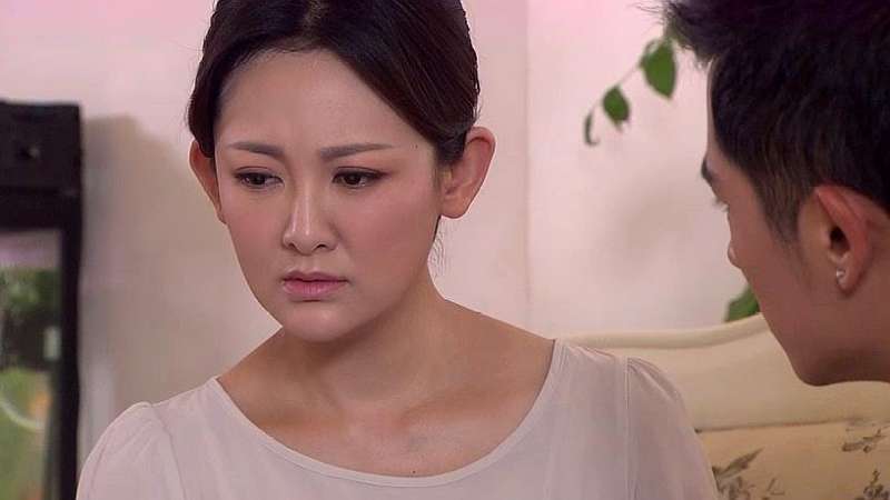 女子怀孕独自在家,不料羊水突然破了,只能在家