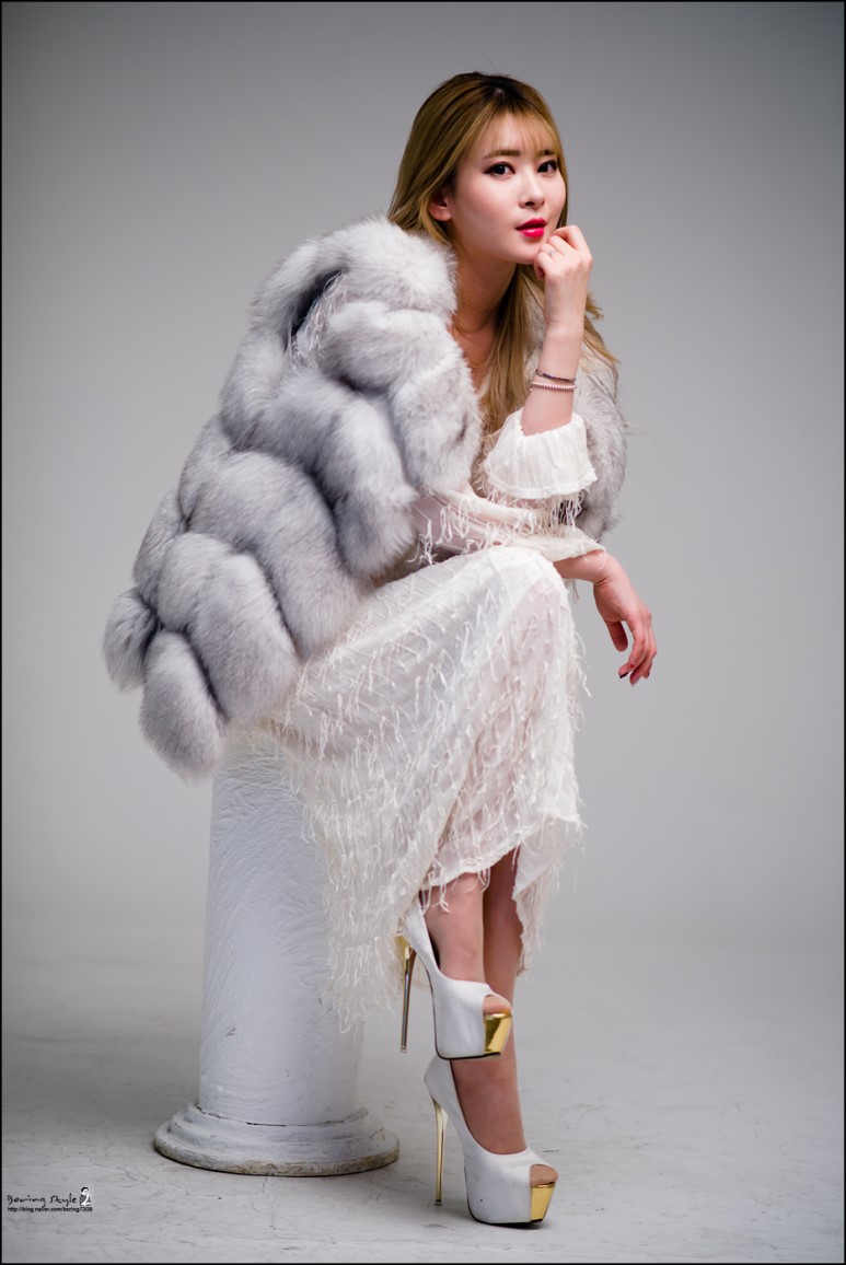 人像摄影:一个穿皮草搭配半透视纱裙的时尚女郎