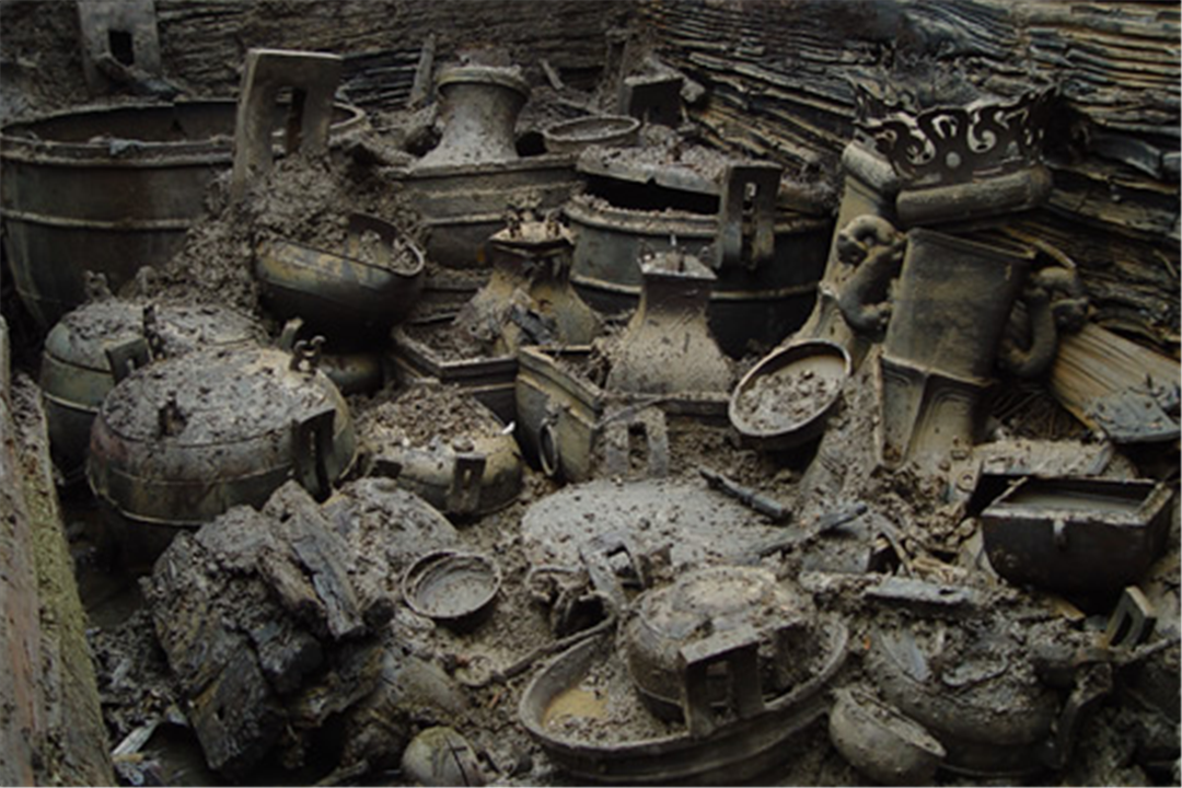 湖北枣阳惊现"九连墩"古墓,破旧竹简揭露墓主身份不寻常