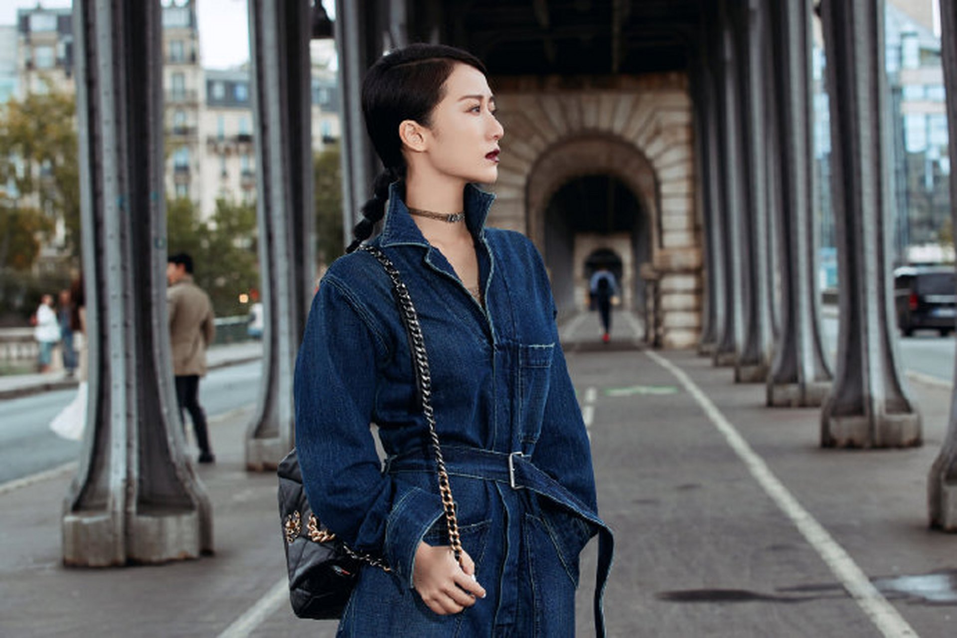 李念街拍这pose太飒了~工装风连体裤衬托出身材纤瘦,链条包包更是气场