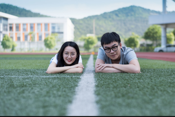 校园风"双人合影"这样拍,拍出"亲密"感,留下美好的校园回忆