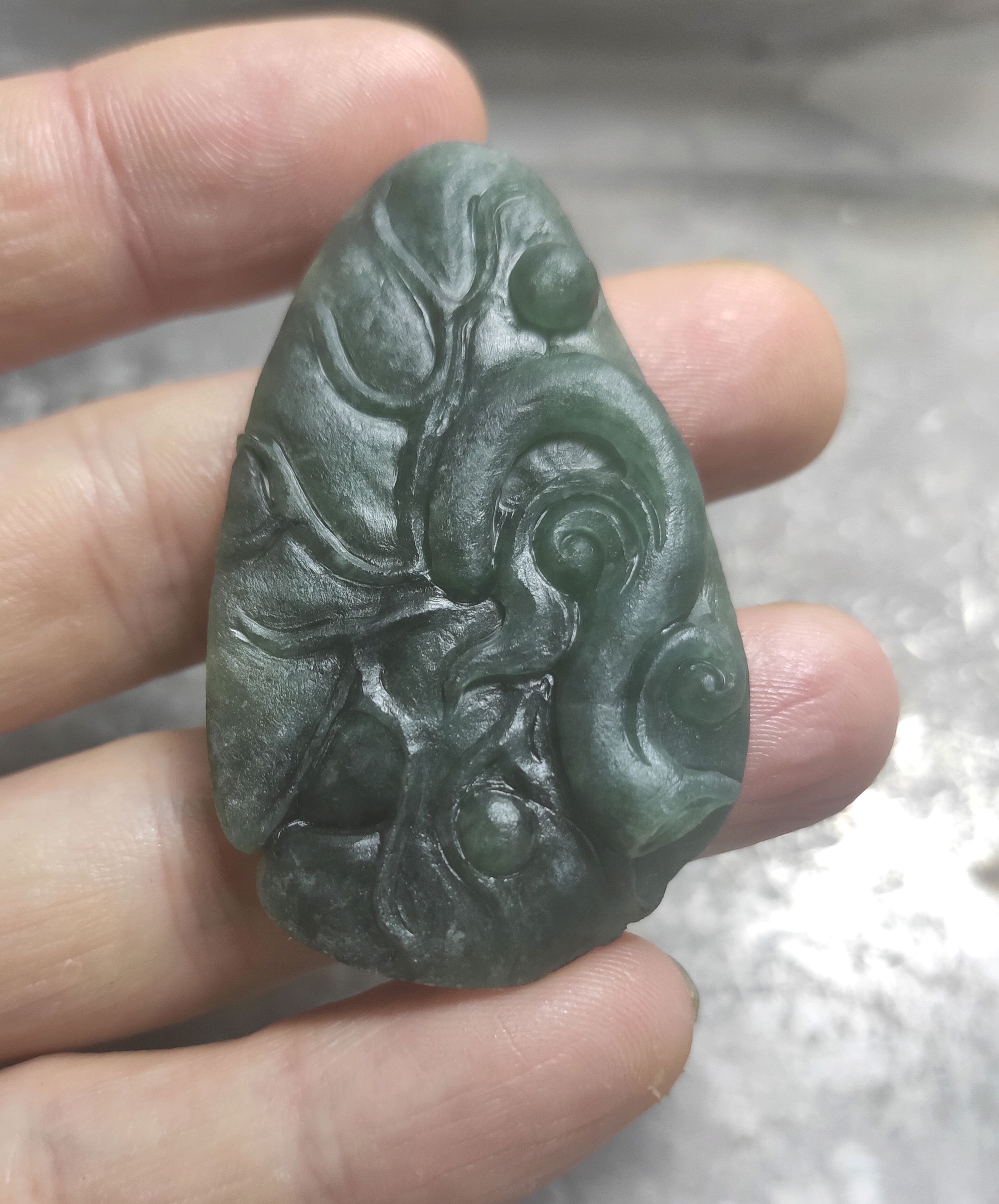 翡翠挂件加工：传统工艺与现代美学的结合
