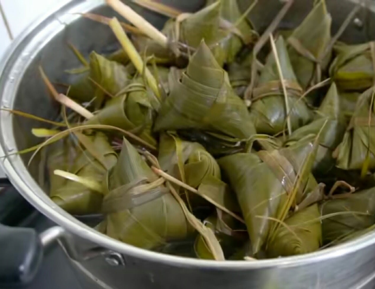 包三角粽的关键原来在这一点,饭店厨师说漏嘴:学会10秒包一个!