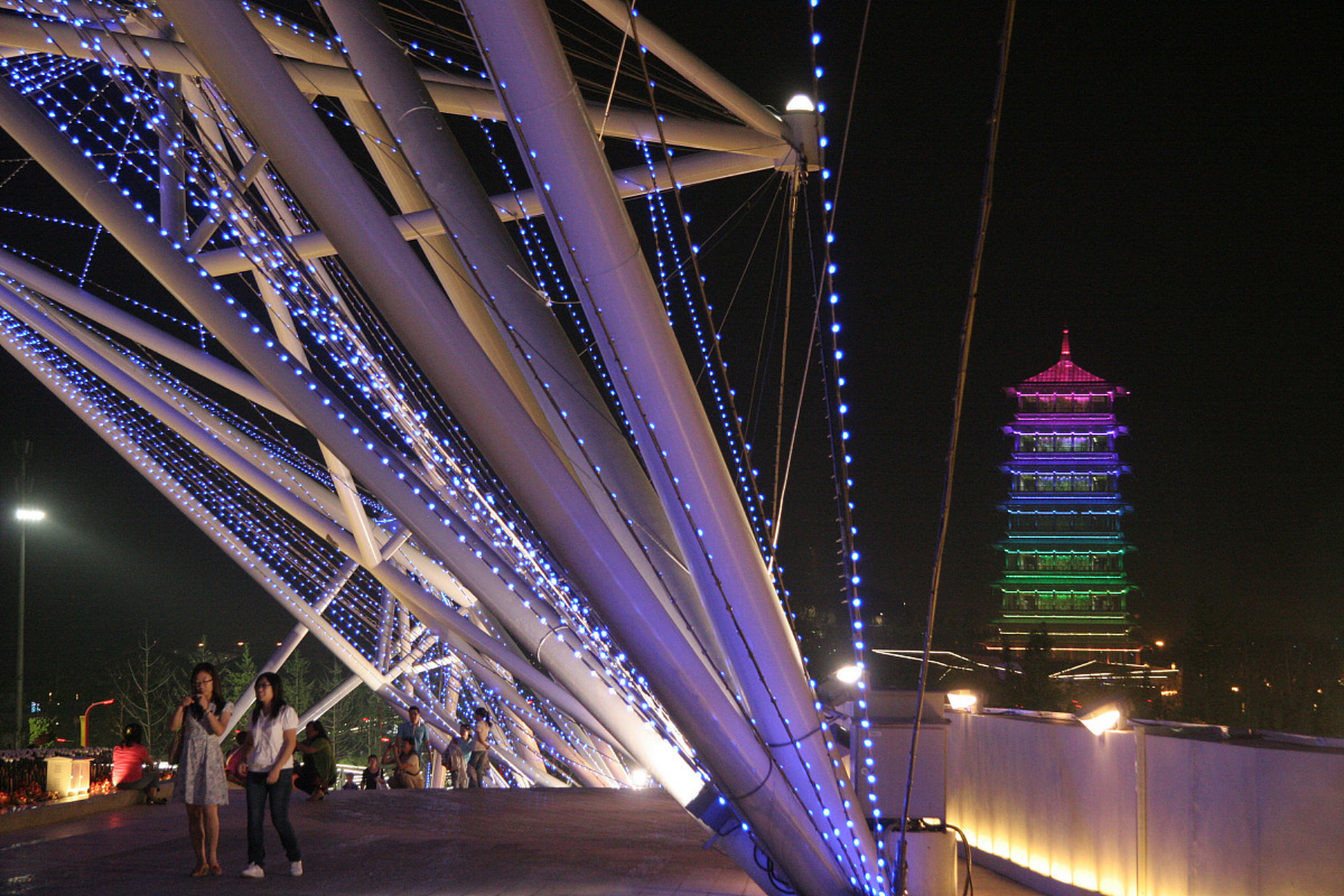 奔赴春天的旅行# 春游郑州,随着夜色的渐浓,中原福塔被五彩斑斓的