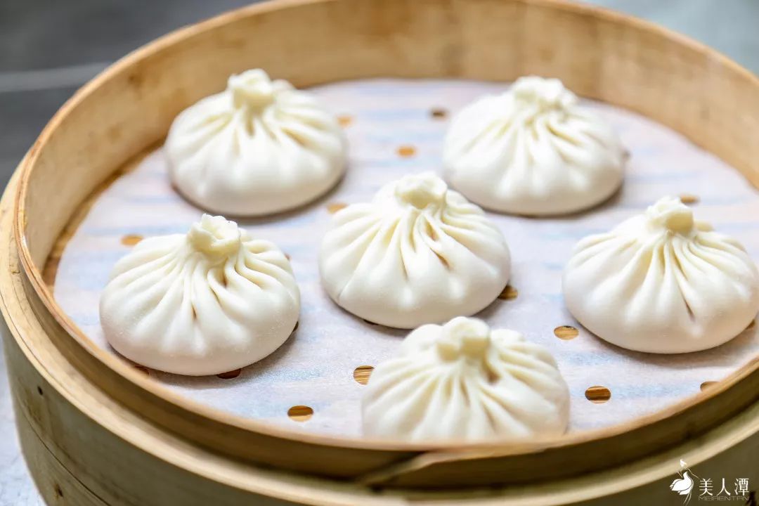 探店丨小六汤包——这家开了25年的灌汤包,最难忘的是那一口汤