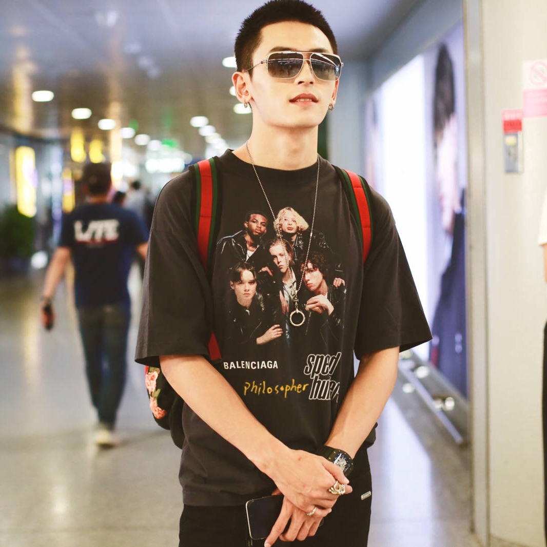 张哲瀚最新机场街拍,手推两大行李箱化身大力士,男朋友视角爆棚