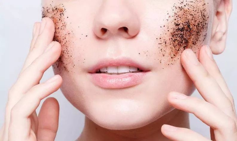 哪些表现容易导致皮肤过度清洁?