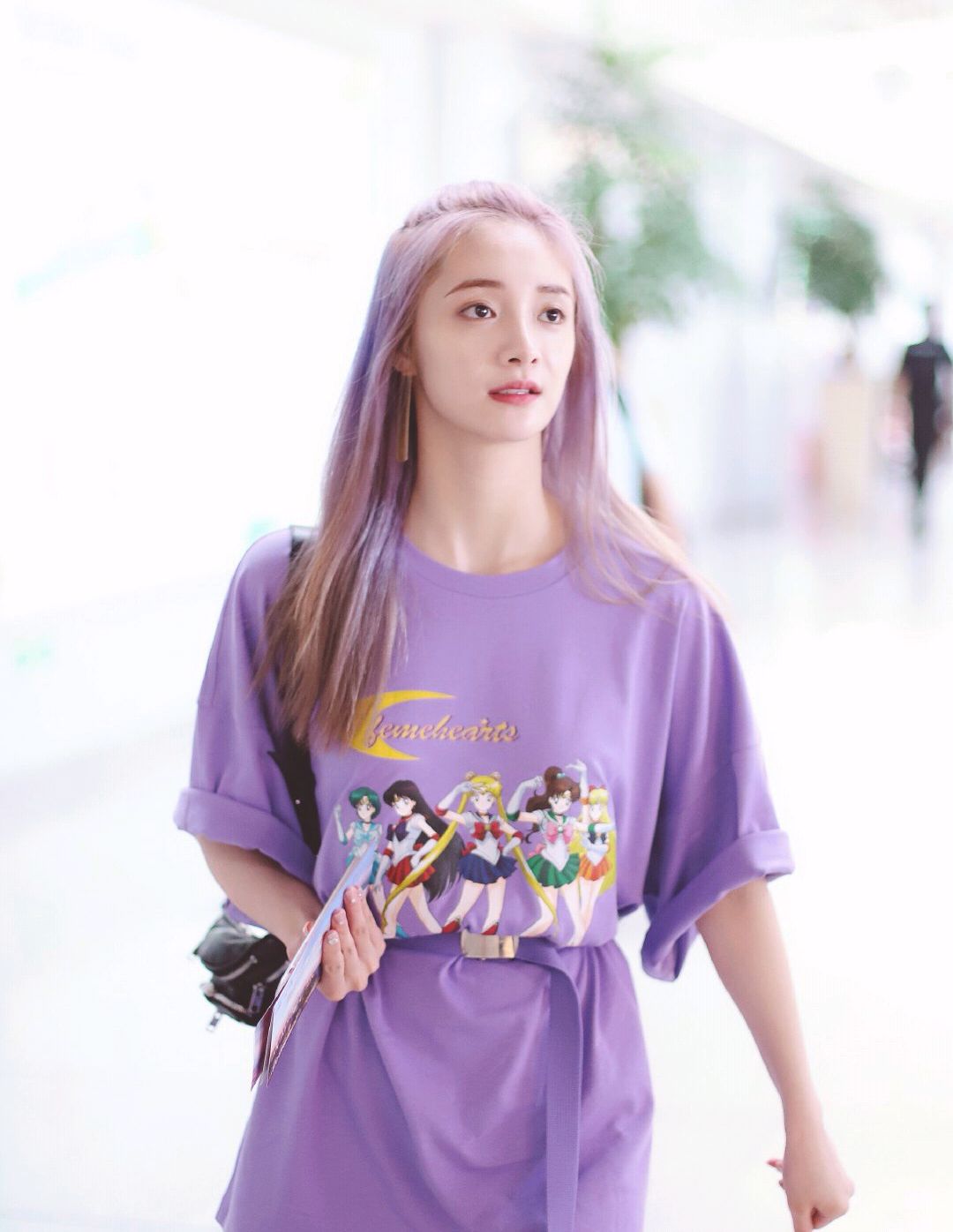 周洁琼10cm疤痕瞩目,穿搭从头紫到脚,玩转下衣失踪暴露腿部缺陷