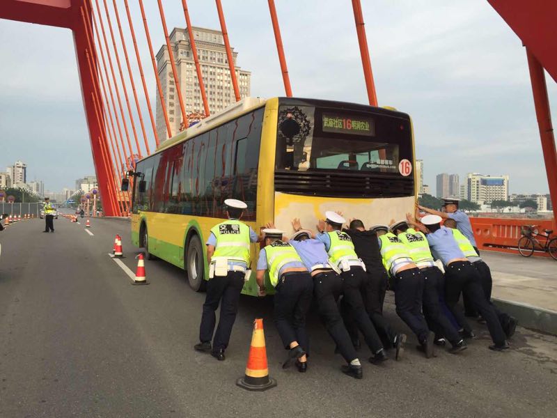 交警推公交车图片图片