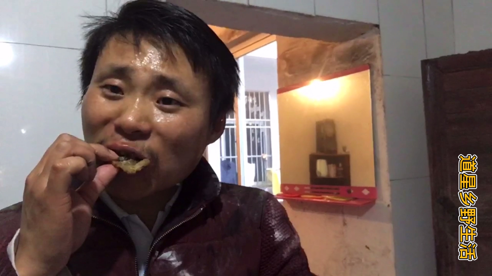 舅舅开的通行证才能去县城帮我带猪油回来,猪油榨成油渣太好吃了
