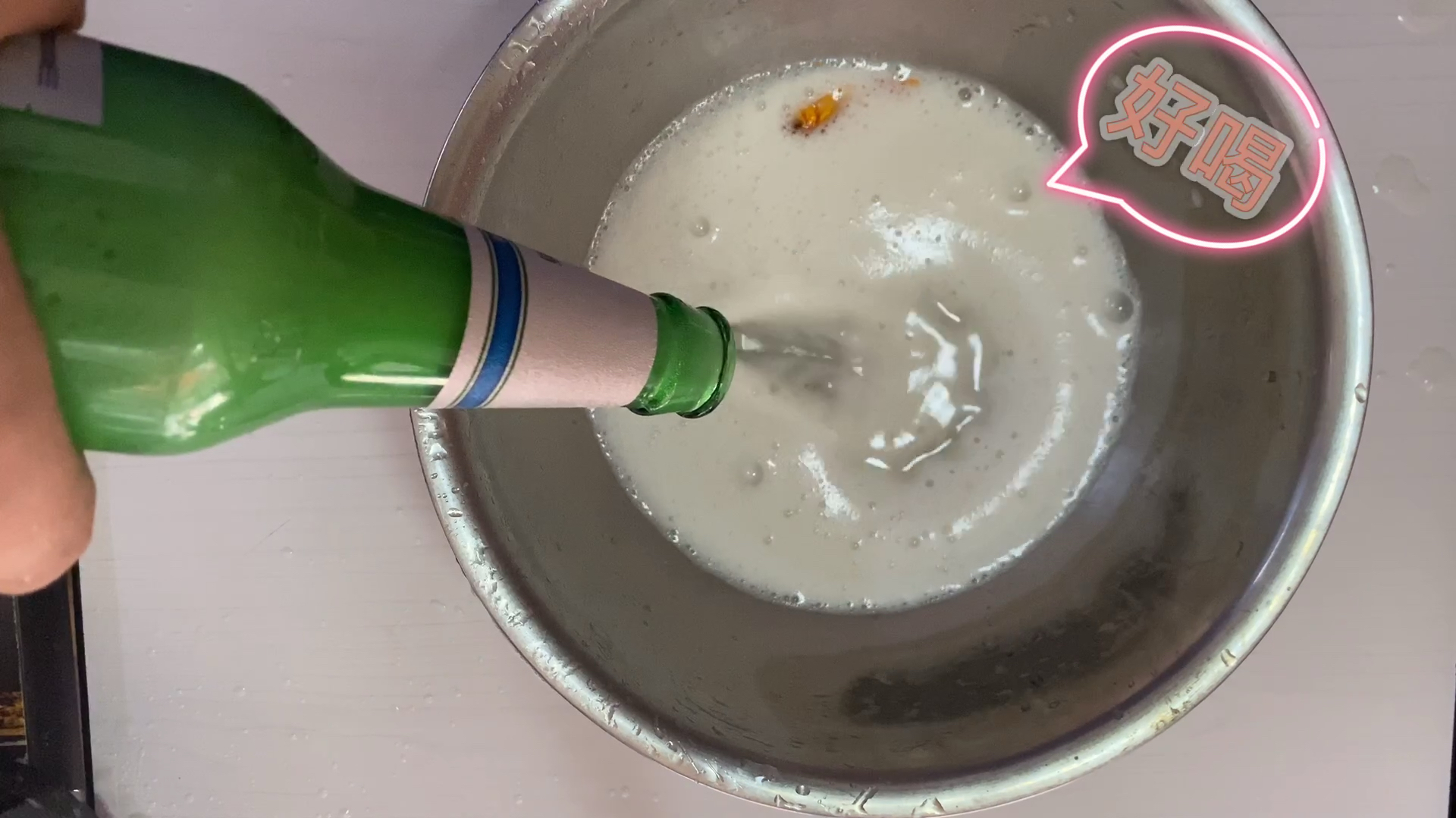 小伙把一瓶啤酒倒进金鱼盆中,不到一分钟金鱼的反应出人意料