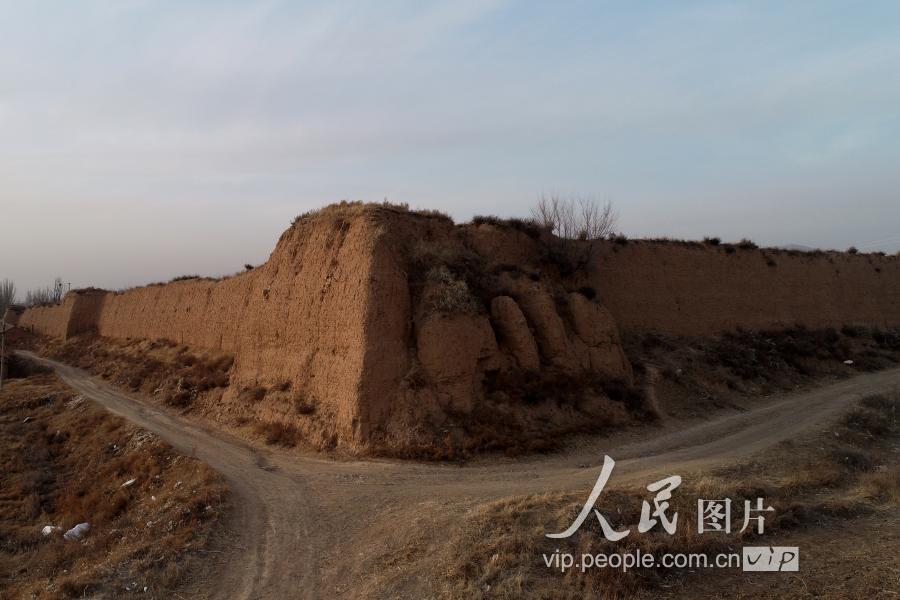 2018年12月5日航拍的河北張家口市宣化區葛峪堡東南角城牆遺蹟.