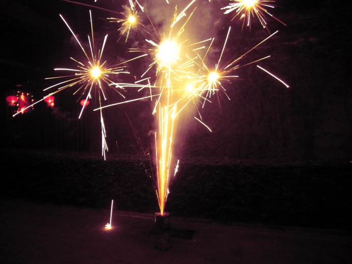 男子放烟花庆祝儿子考了7分,这可能是他一生中做得最正确的事