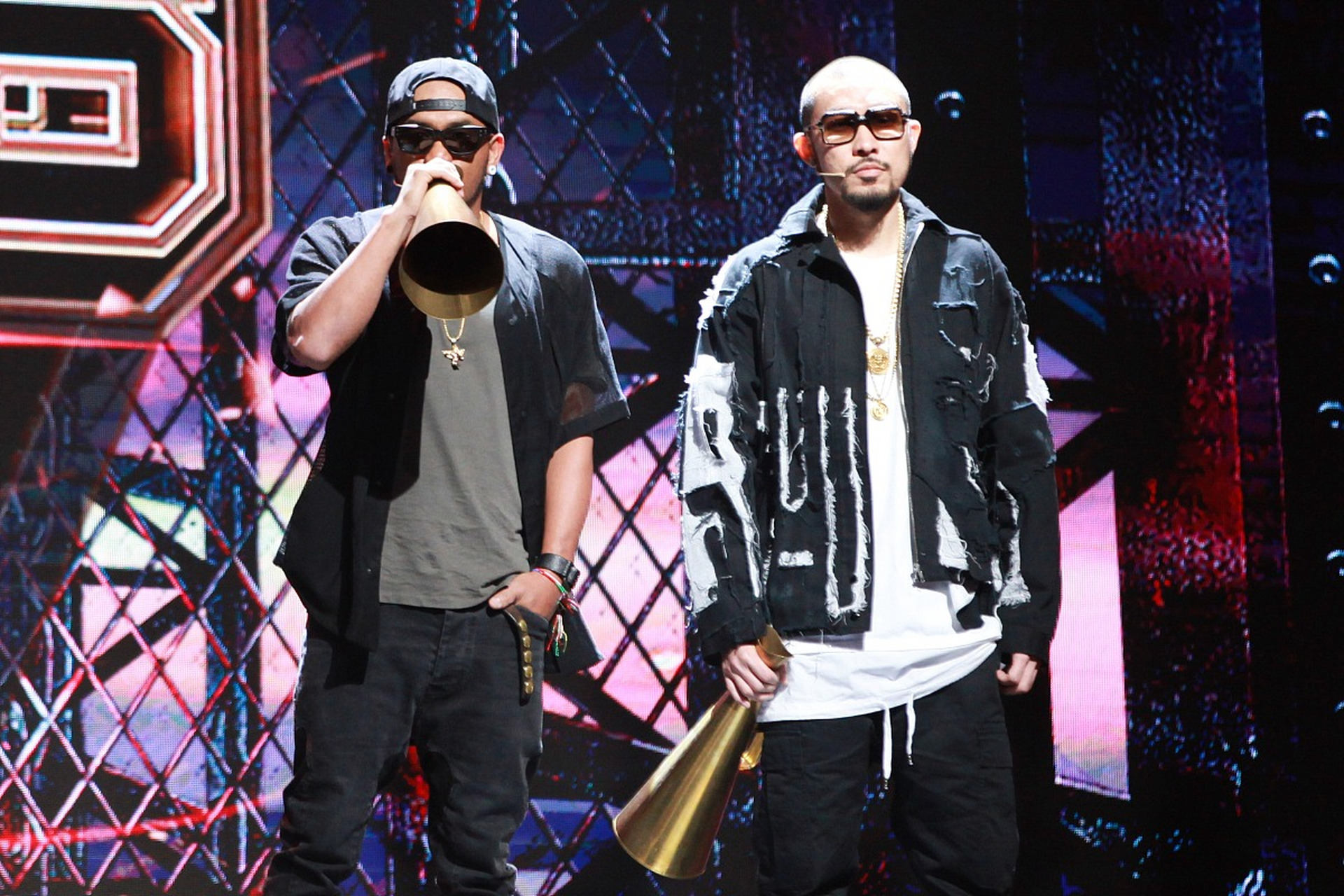 trap说唱的节奏简单,鼓点强烈有规律,旋律简单强调重低音和回音效果