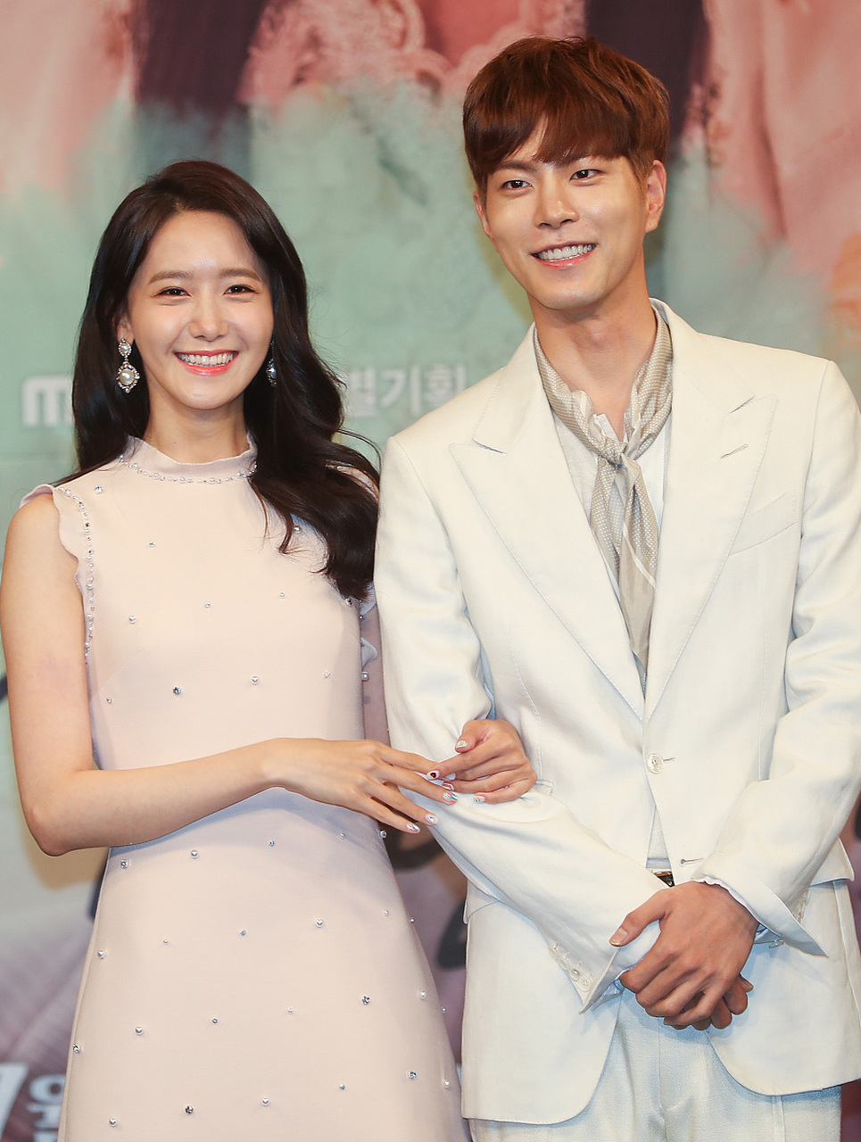 韩媒曝李俊昊与林允儿恋情# 3日,韩媒曝出李俊昊与林允儿的绯闻,并