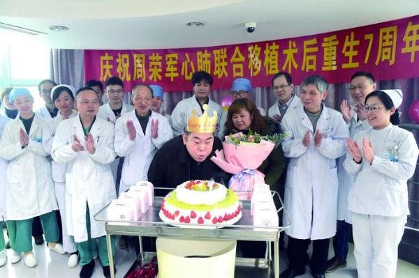 "曾参与周荣军手术的胸心外科主任医师丁国文介绍,心肺移植手术后患者