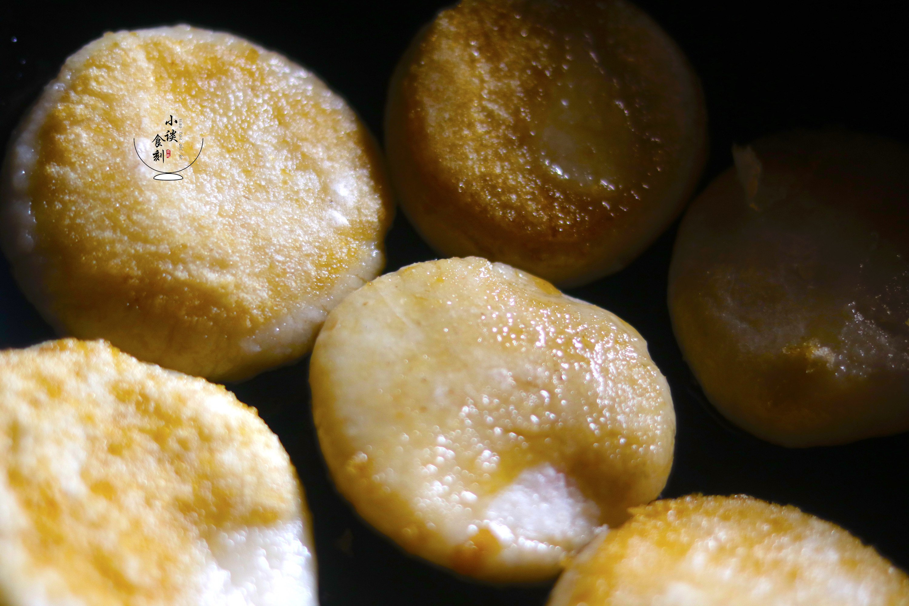 这小吃南方人最爱,炉火边烤烤,软软糯糯喷喷香,大人小孩抢着吃