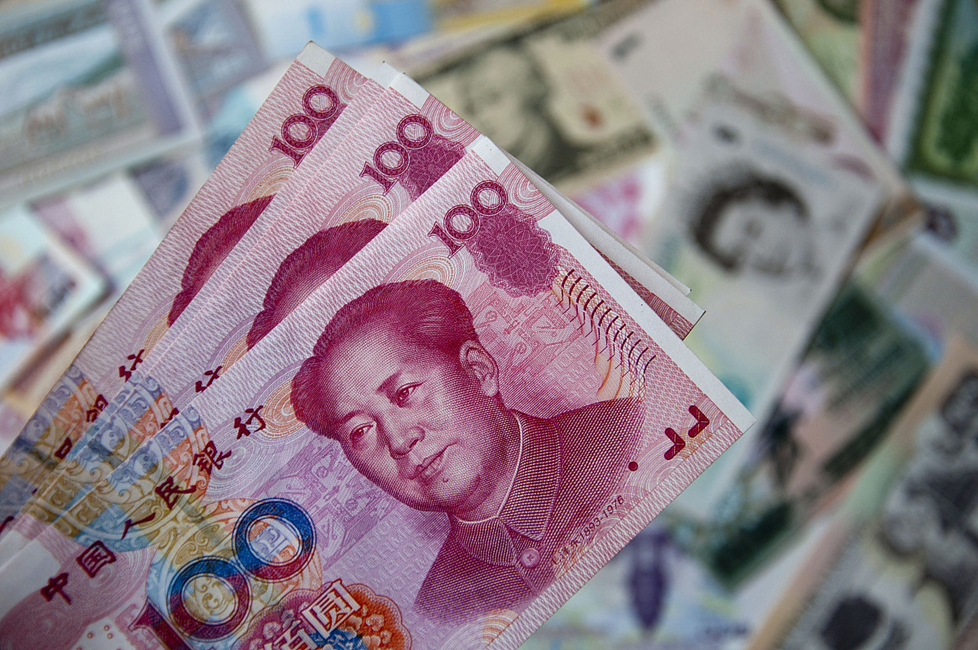 并且宣布将人民币纳入该国银行系统允许存取的币种,批准国内银行机构