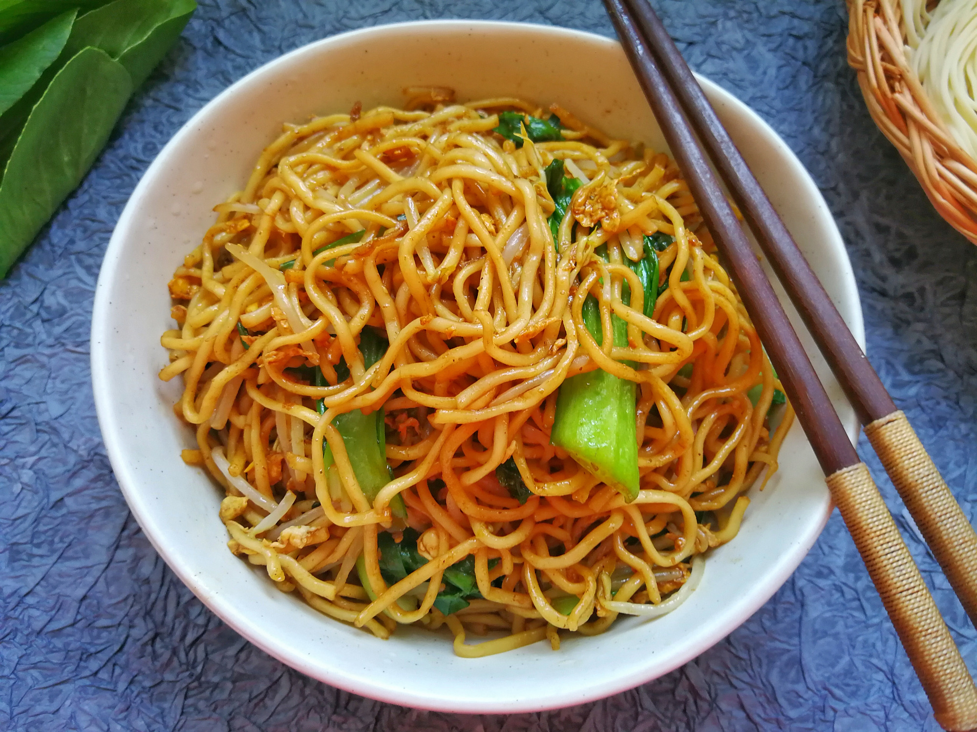 路边炒面8块钱一份,自己在家炒一大锅,成本不足5块钱,好吃实惠