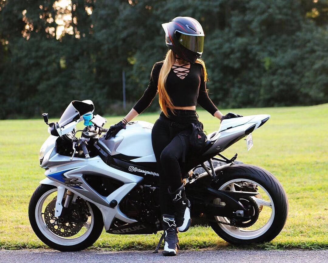 美女发动摩托车图片