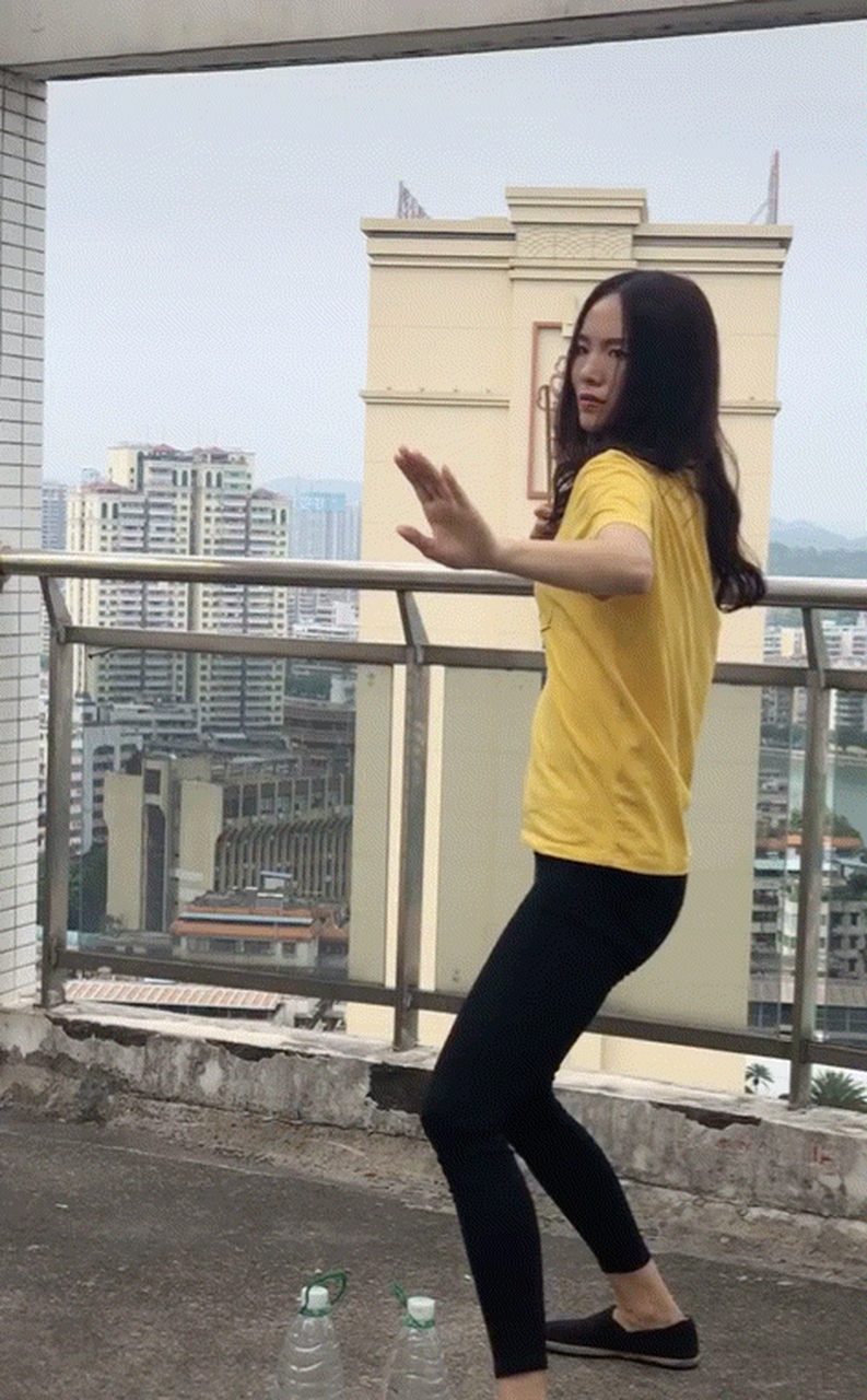 所谓"冲拳断筷"就是出拳快,然后瞬间收力,筷子因为惯性而断.