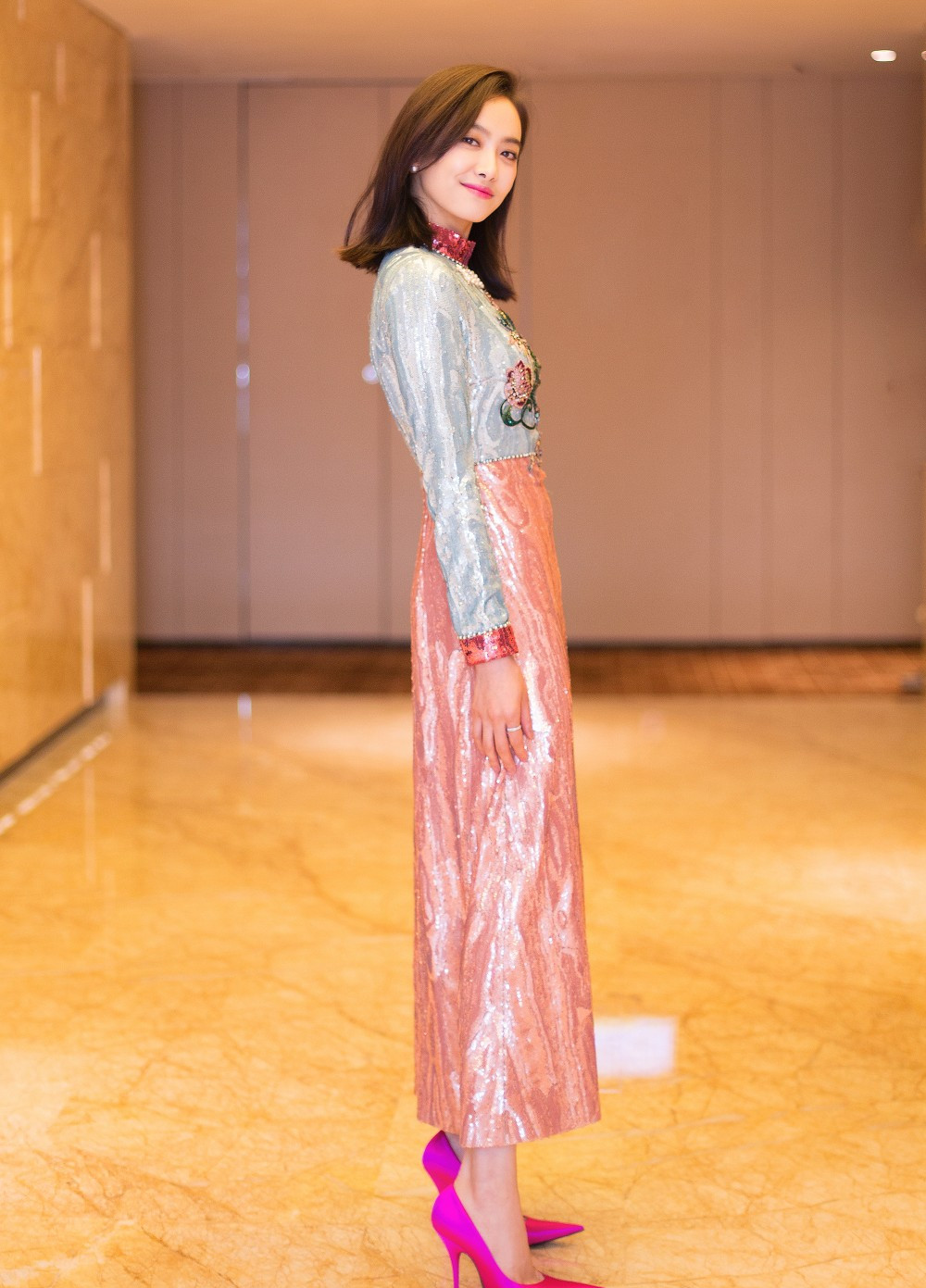 宋茜美腿来袭,红蓝色的卫衣打扮让她充满了清新风格,吸睛十足