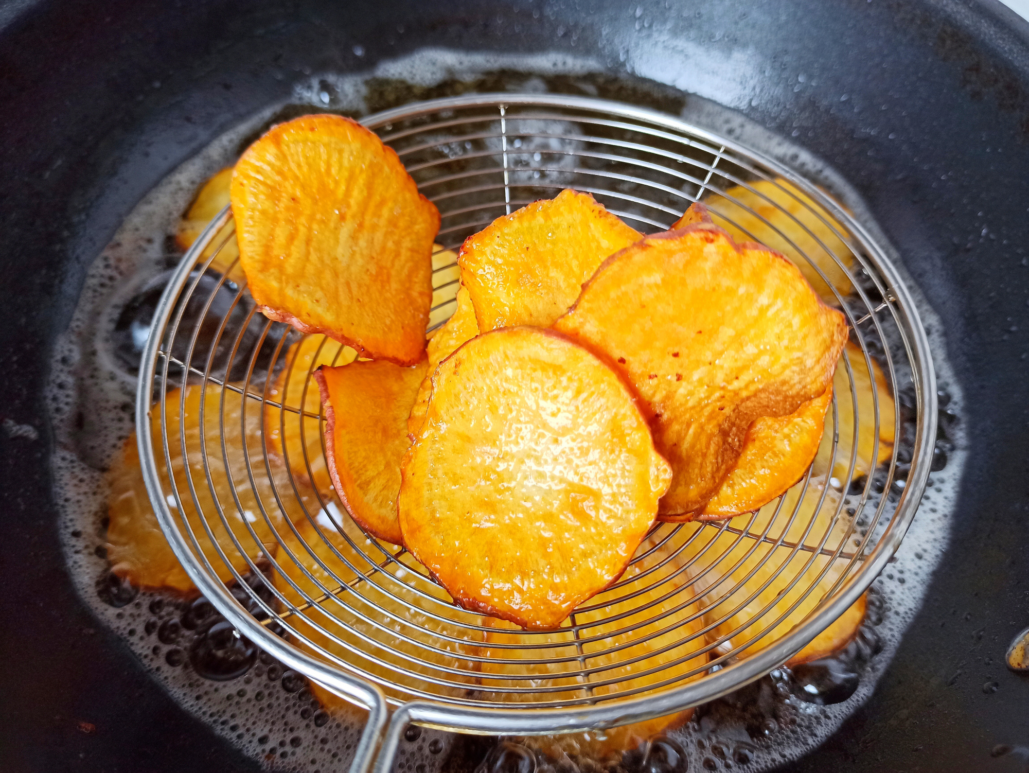 炸薯片的家常做法,3个红薯1把孜然,酥脆可口,做一大盆不够吃