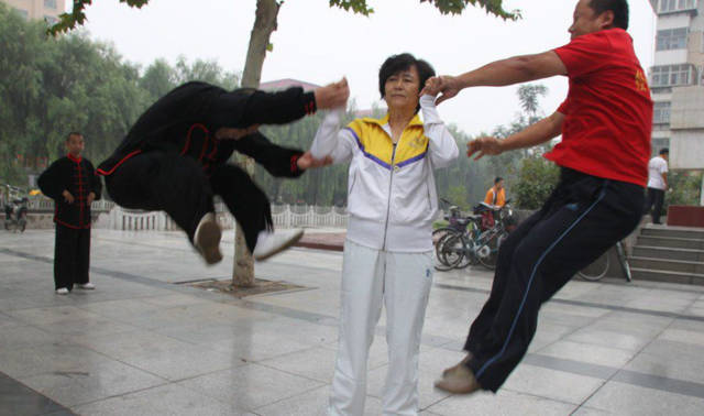 隔山打牛大师遭秒杀,被格斗选手一拳ko,网友:又一位大师倒下了