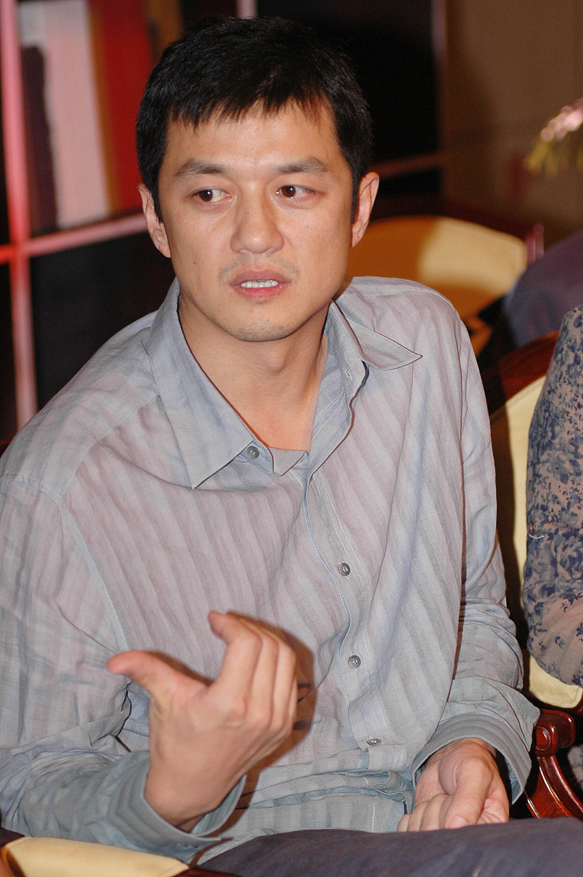 近日,一张李亚鹏和杨幂的合影照片在网络上曝光,引起了众多网友的关注