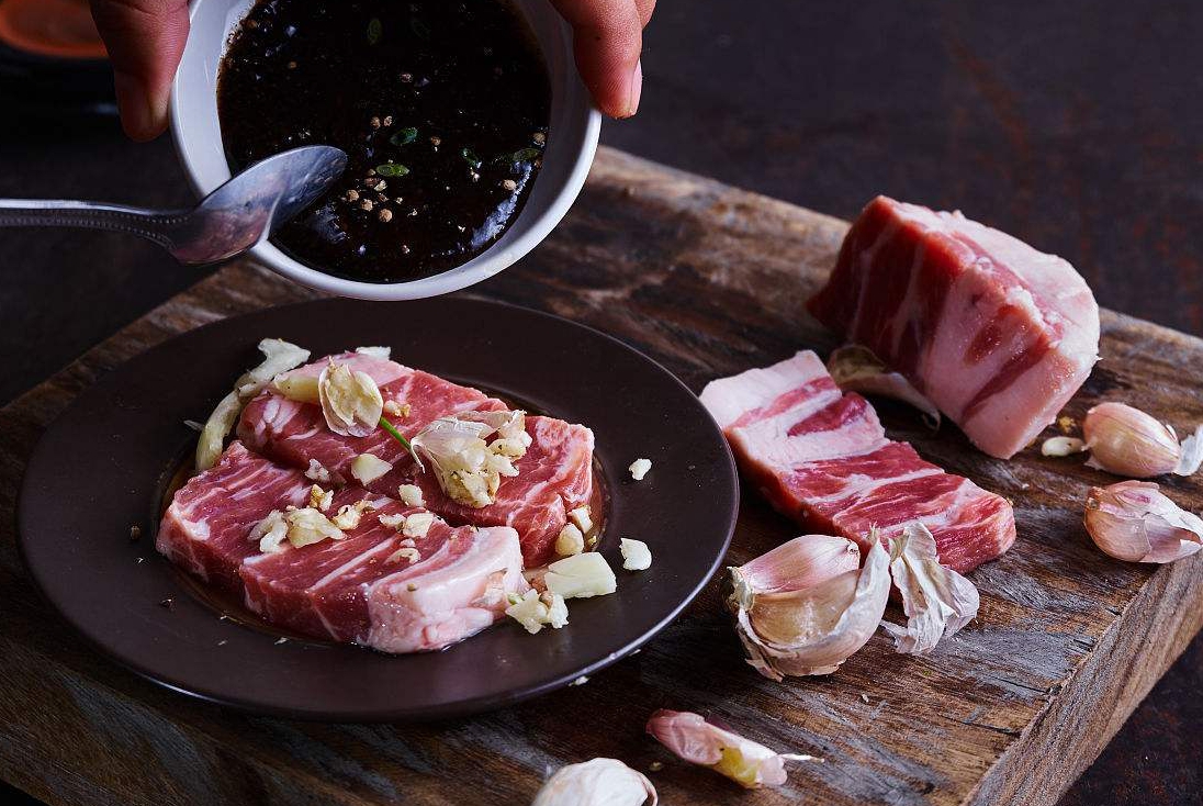 腌制猪肉别只会加料酒,还要记得加上它,让猪肉更鲜嫩好吃