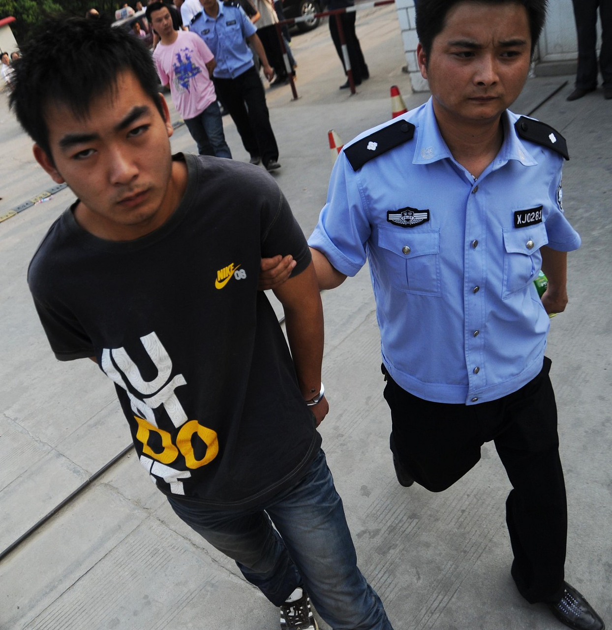 重庆# 重庆一职校保安阻女子进校被扇耳光,拎脖子猛摔在地!