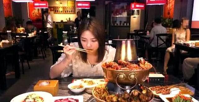 小美女挑战6人份双层铜锅,结果忘关摄像头,却获赞:实至名归!